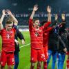 Die Bayern-Spieler feiern den 1:0-Sieg bei Paris Saint-Germain.