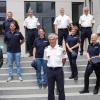 Sieben Frauen und Männer wurden zu neuen Mitgliedern der Sicherheitswacht im Bereich des Polizeipräsidiums Schwaben Süd/West ernannt. Das Bild zeigt sie mit Memmingens Oberbürgermeister Manfred Schilder, Polizeivizepräsident Guido Limmer und weiteren Vertretern der Polizei.