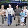 Erstes Treffen: Knochenmarkspender Manfred Jaretzki mit Frau Halina und Sohn Marvin (rechts) und Empfänger Gerhard Anders mit seiner  Frau Margot.