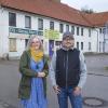 Bürgermeister Alexander Enthofer und Gemeinderätin Eleonore Mühlberg stehen vor dem alten Gemeindehaus "Alter Goggl" in Unterdießen.