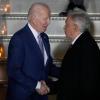 Mexikos Präsident Andres Manuel Lopez Obrador (l) empfängt seinen amerikanischen Amtskollegen Joe Biden am Flughafen von Zumpango.