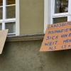 Gegenprotest artikulierte sich an einem Haus am Hellmairplatz.