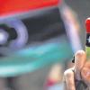 Freude trifft Phantasie: Eine junge Frau hat sich die Farben der neuen Flagge Libyens auf die Finger gemalt. Sie präsentiert ihr Werk bei einer Kundgebung im Zentrum der Hauptstadt Tripolis, an der Tausende teilnahmen.   