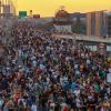 Menschen demonstrieren auf einer Autobahn in Belgrad gegen die jüngste Gewalt in Serbien.