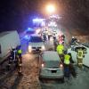 Bei dichtem Schneefall kam es am Mittwochabend auf der Staatsstraße 2035 bei Petersdorf zu einer Karambolage, an der drei Fahrzeuge beteiligt waren.