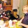 Unter Anleitung von Inge Manhard (links) knetet Vincent (rechts) den Teig für die Hunde-Leckerlis. Hund Viktor hat bereits Hunger. Foto: Sebastian Musolf