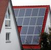 Wer überlegt, sich eine Photovoltaik-Anlage aufs Dach zu bauen, kann dafür auch den Bausparvertrag nutzen. 