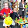 Regina Röbe und Tochter Anna (von links) würfelten im Spielzeuggeschäft Pffifigunde um Rabatte. Foto: Fastl