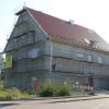 Am Breitenwiesweg in Sielenbach entsteht ein Sozialwohnhaus. Der Gemeinderat beschloss, dass die Farbe dem Rathaus angeglichen werden soll. 