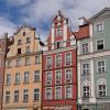Breslaus riesiger Marktplatz mit prächtig renovierten Stadthäusern. 
