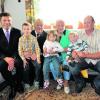 Über den Besuch vom 2. Bürgermeister Jürgen Krell (links) anlässlich ihrer goldenen Hochzeit freuten sich Lorenz und Maria Baumann aus Rischgau (hinten von links) mit ihren Enkeln Philip, Nadine, Jakob und Stefan (vorne von links). Foto: Brigitte Bunk