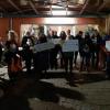 Eltern und Großeltern haben am Mittwochabend vor der Sitzung des Aichacher Stadtrates in der TSV-Turnhalle gegen die Maskenpflicht im Schulunterricht protestiert.