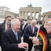 König Charles III. von Großbritannien (vorne l) begrüßt am Brandenburger Tor neben Bundespräsident Frank-Walter Steinmeier die Fans. 
