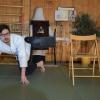 Den Yoko-geri und den Mawashi-geri demonstriert Daniel Miller vom  TSV Steppach an einem Stuhl.