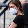 Viele wollen die Masken schnell loswerden, andere können sich vorstellen, auch nach der Pandemie etwa während der Grippesaison im Nahverkehr eine Maske zu tragen.