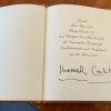König Charles III. von Großbritannien und Königsgemahlin Camilla haben im Gästebuch von Schloss Bellevue, dem Amtssitz des deutschen Präsidenten, ihre Unterschriften hinterlassen. 