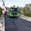 Die historische Wörnitzbrücke wurde am Mittwoch nach der Reparatur neu asphaltiert.