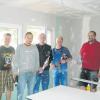 Die Renovierung des Jugendzentrums in Offingen ist fast abgeschlossen. Daran beteiligt sind (von links) Thomas Eberle, Simon Eberle, Daniel Strehle, Thomas Wörz und Guido Berning.  