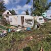Windhose in Derching: Ein Baum stürzte in der Siedlung Obermoos  auf einen Wohnwagen, in dem sich gerade eine junge Frau befand.
