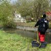 Ein Ehepaar ist in seinem Haus in Altenstadt-Untereichen von Angehörigen tot aufgefunden worden. Die Polizei geht von einer Gewalttat aus und sucht vor Ort weiter nach Spuren.