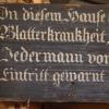 "In diesem Hause herrscht Blatterkrankheit, wo Jedermann vor dem Eintritt gewarnt wird." Diese Warntafel aus Wiggensbach entstand vermutlich 1833 zur Vorbereitung von Quarantänemaßnahmen, nachdem im benachbarten Altusried die Pocken wieder aufgetreten waren.