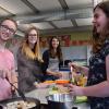 Florian Ötte, Larissa Kauth und Franziska Hihl und Theresa Steppich (von links) lernen in Zusmarshausen, wie man ganz einfach gesundes Essen zubereitet.