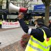 Mitarbeiter der Universitätsklinik Augsburg protestieren vor dem Krankenhaus. Am Dienstag werden wieder alle Mitarbeiter zur Frühschicht erscheinen.