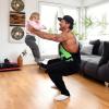 Kinderbetreuung einmal anders: Anstatt von Gewichten stemmt Bodybuilder Benny Braun seine Tochter Samira (2) beim Training in die Höhe.