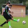 Fabian Lechler im Duell: Er schoss das 3:1 gegen Bubesheim.  	