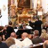 Es ging eng zu beim Abschlusskonzert in der Klosterkirche: Benno Schachtner (Mitte) dirigierte das Händelfestspielorchester Halle und die Diademus Vocalisten (rechts im Bild Sopran Carine Tinney). 	<b>Foto: Alexander Kaya</b>

