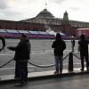 Die Tribüne steht, der Rote Platz ist abgesperrt: Die Vorbereitungen für die Siegesparade neben dem Moskauer Kreml sind weitgehend abgeschlossen. Und doch ist in diesem Jahr vieles anders.  