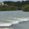 Der Lech an der Staustufe 10 bei Epfach. Statt dunkelgrün präsentiert sich der Fluss derzeit eher milchig-trüb. 