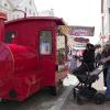 Auf dem Georgimarkt in Dillingen war am Sonntag einiges los. Zahlreiche Besucherinnen und Besucher stöberten durch die Stände, genossen die Sonne am Nachmittag oder die Fahrgeschäfte.