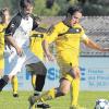 Nur hinterherlaufen konnten Ilias Gök und der SV Cosmos Aystetten bei der 0:4-Pleite gegen den Kreisklassisten TSV Diedorf. Hier zieht Michael Heiler auf und davon. 