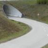 An der Radunterführung nahe der Kolpingkapelle Richtung Oberottmarshausen treffen sich Radfahrer  in der Abfahrt kurz vor dem nicht einsehbaren Tunnel. 