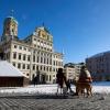 Der Rathausplatz an einem Wintertag mit blauem Himmel.
