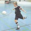 Eine technisch perfekte Schusshaltung zeigt Schwabmünchens E-Jugendspieler Philip Roch – und hämmert den Ball in die Maschen. 