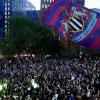 Die Fans von Newcastle United feiern die Übernahme vor dem Stadion St. James' Park.