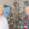 Sibylle Schwarz (links) und ihre Freundin Anneliese Mittermayr, die über Jahre miteinander den Christbaum geschmückt haben.