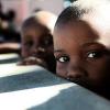 Tausende traumatisierte Kinder irren allein und hilflos durch Haitis Straßen.
