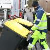 Dieses Bild soll auch in Weißenhorn zur Gewohnheit werden: Müllmänner leeren Gelbe Tonnen. 	