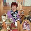 Heidi Vogel kauft ihre Krippen auf der ganzen Welt. Mittlerweile hat sie 44 Heilige Familien daheim. In der Hand hält sie eine Krippe aus Montenegro.