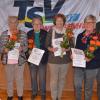 Jürgen Bischof und Katrin Zenker (außen) mit neuen Ehrenmitgliedern des TSV Weißenhorn (innen, von links): Hildegard Zelinka, Hedwig Schmid, Rosl Olschmidt, Marianne Enzler. 