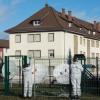Kriminalbeamte untersuchen in Villingen-Schwenningen vor einer Flüchtlingsunterkunft den Tatort. Unbekannte haben eine scharfe Handgranate über den Zaun  geworfen.