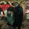 Die Ukrainerin Nataliia mit ihrer Mutter beim Weihnachtsfunkeln am Königsbrunner Rosenpark. Weihnachtsmärkte gibt es in der Ukraine erst seit wenigen Jahren. 