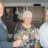 Bürgermeister Peter Schweiger gratuliert Erika und Karl Rehm zur goldenen Hochzeit. 