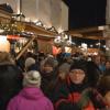 Volle Gassen, süße Düfte, Lichterketten und fröhliche Menschen: Der Höchstädter Weihnachtsmarkt auf dem Marktplatz zog auch dieses Jahr wieder viele Besucher an, die sich am Glühwein und Plätzchen verköstigten. 