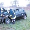 Die Feuerwehr half gestern Morgen, das Unfallauto eines 25-jährigen Fahrers auf Gundremminger Flur zu sichern und den Verkehr an der Unfallstelle vorbeizuleiten.  