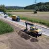 Jetzt sind die Baumaschinen an der Staatsstraße 2381 angerückt. Zur Erschließung des Baugebietes „Am Weberanger“ in Mühlhausen auf dem Ackergelände links ist eine Linksabbiegespur auf der Staatsstraße nötig.