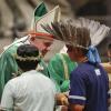 Im Rahmen der Amazonas-Synode traf Papst Franziskus im Vatikan Mitglieder eines indigenen Volkes.